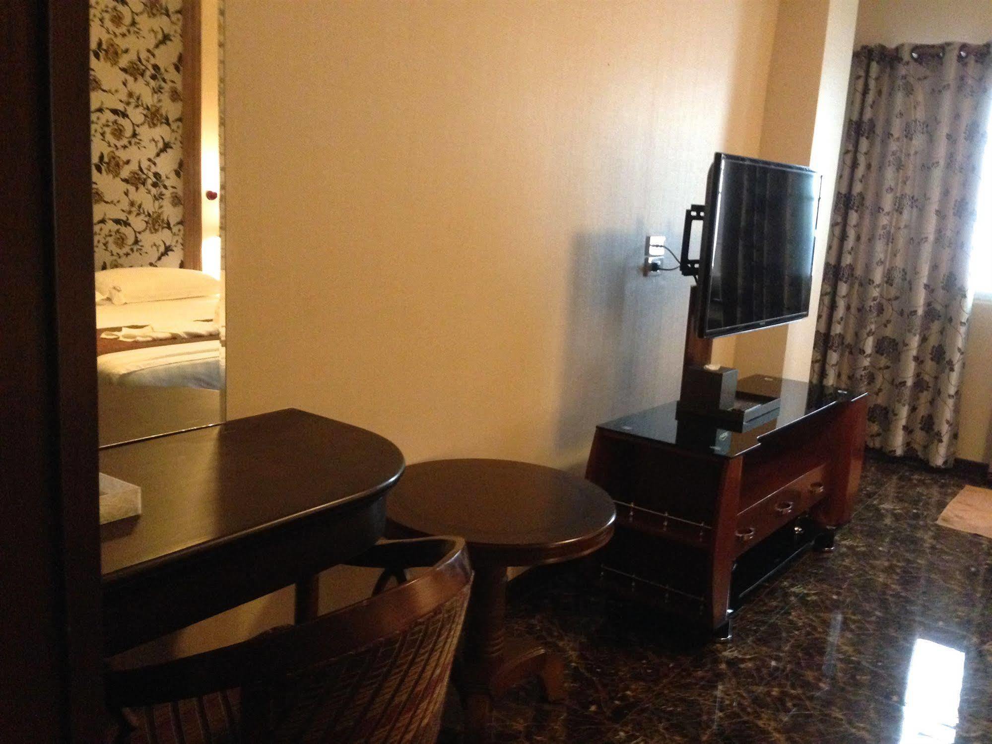 Katesiree House Hotel Pattaya Ngoại thất bức ảnh